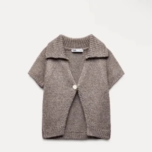 Beige stickad kofta från Zara - Säljer en ny mysig beige stickad kofta från Zara. Koftan har korta ärmar och en enkel knapp framtill. Perfekt för svalare dagar.