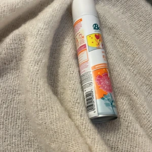 Batiste torrschampo Floral - Fräscha upp håret med Batiste torrschampo i doften Floral. Denna sprayflaska på 200 ml har en färgglad design med blommotiv i rosa, orange och blått. Perfekt för att snabbt ge håret en nytvättad känsla och en blommig doft.