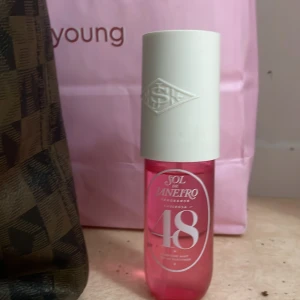 Parfym Sol de Janeiro Cheirosa 68 - Fräsch och livlig parfym från Sol de Janeiro i en rosa flaska med vitt lock. Doften Cheirosa 68 är känd för sina tropiska och blommiga toner. Perfekt för den som älskar en exotisk och uppfriskande doftupplevelse.