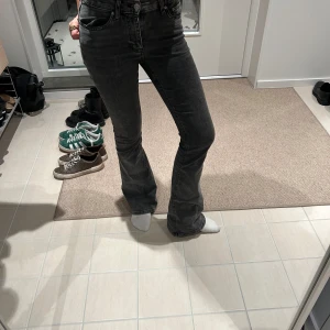 Gina Lågmidjade jeans  - Säljer ginas perfect low waisted bootcut jeans i storlek 34💞 de är inte jättelågmidjade men skulle inte säga att de är hög, mer medel 💞 lite slitna längst ner som man kan se på sista bilden 💞 