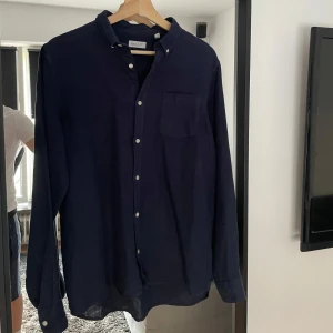 Linne skjorta från gant - oanvänd linne skjorta. Nypris cirka 1000. Storlek 176 cm men skulle säga mer som S. Hör av dig vid övriga frågor;)
