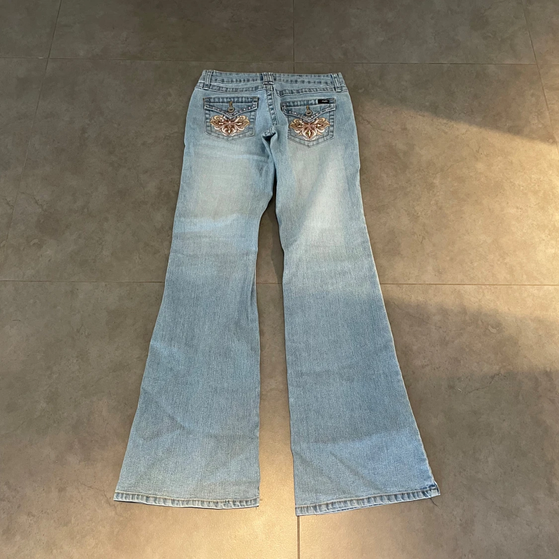 Lågmidjade bootcut jeans med unika fickor - 1
