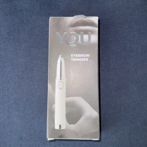  Eyebrow Trimmer - En ögonbrynstrimmer från Normal, har bara provat en gång. Den behöver bara en AA batteri🤍