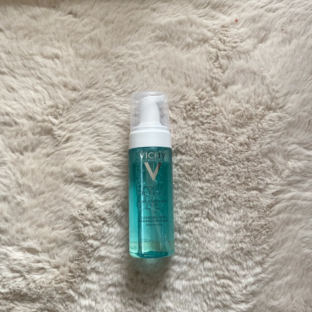 Säljer en Vichy Pureté Thermale ansiktsrengöring i en blå pumpflaska och få gratis två Heaven Cotton Candy Indulgence Mask Treats. Perfekt för en uppfriskande och återfuktande hudvårdsrutin. Min mamma har köpt den här o har aldrig använt pga jag använder koreanskincare.. Beauty.