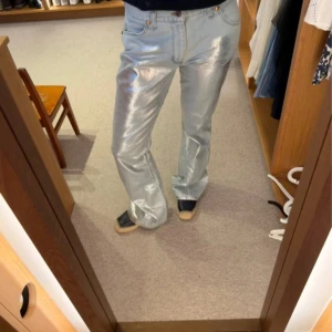 Silvriga  jeans - Sååå fina unika silvriga ljusa jeans från wrangler!!! Extremt bra skick helt som nya och inga defekter🩷🩷🩷 perfekt till fest eller roligare till vardags☺️☺️Sitter som en S på mig som o vanliga fall har 36/38 men är storlek 30/32🕺🕺(pris går alltid att diskutera)❤️