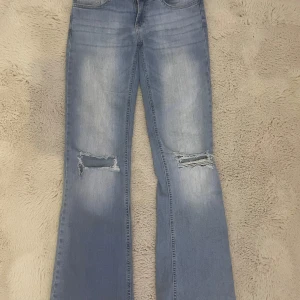 Ljusblå Jeans Nelly - Super snygga jeans från nelly, jättebra skick även fast lite använda. Str 36😁🩷