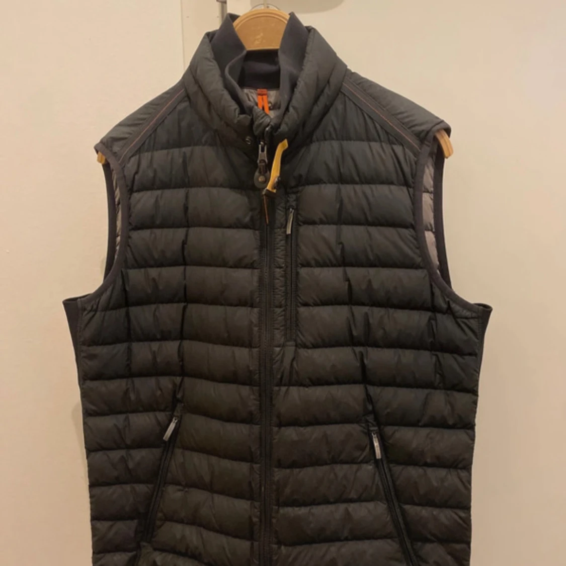 Svart dunväst från Parajumpers