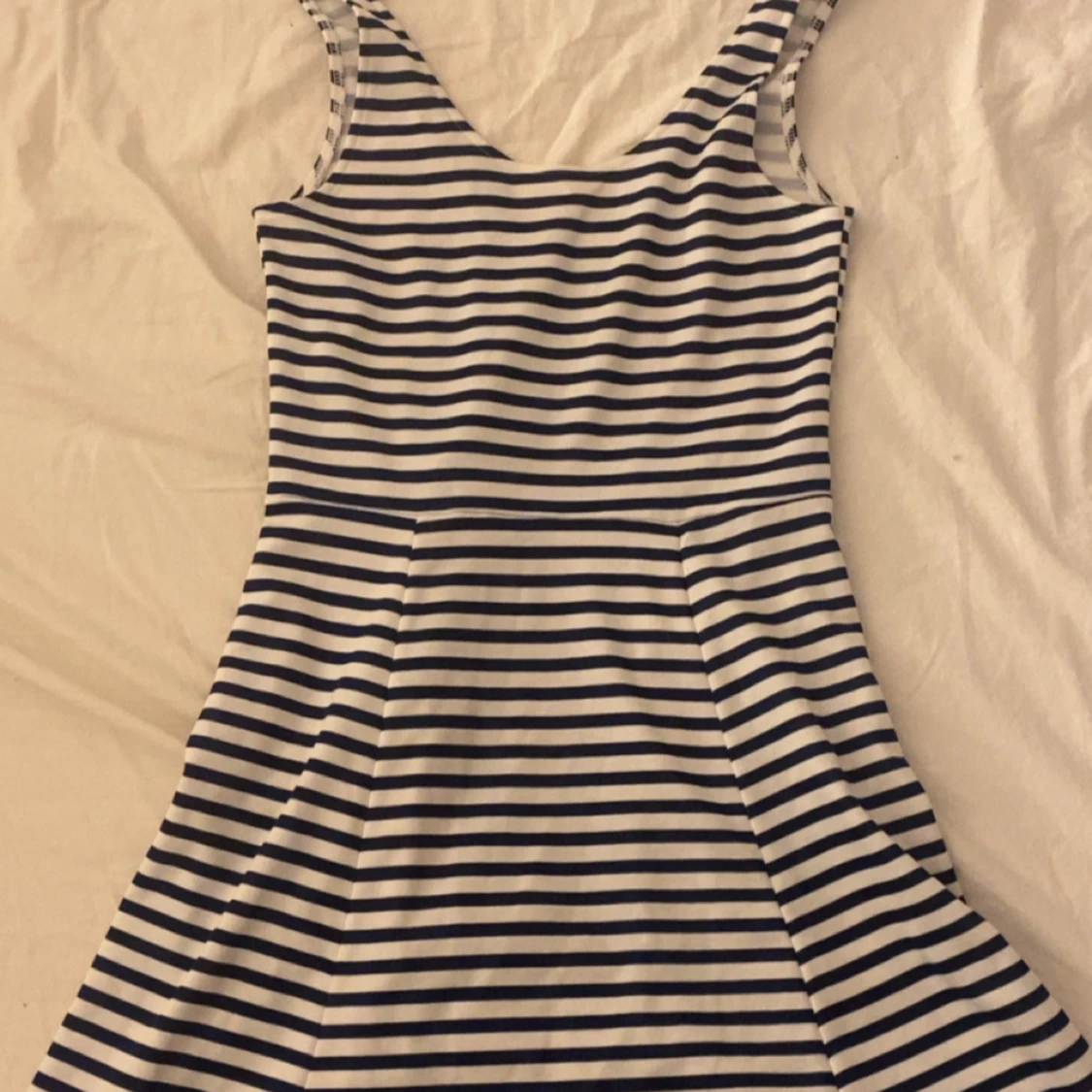 Randig klänning i blått och vitt