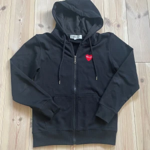 COMME des GARCONS hoodie zip - En riktigt fet COMME des GARCONS zip hoodie. Den är i på gränsen till nyskick. (aldrig tvättad). Den är svart och i storlek S, men passar något mindre. 
