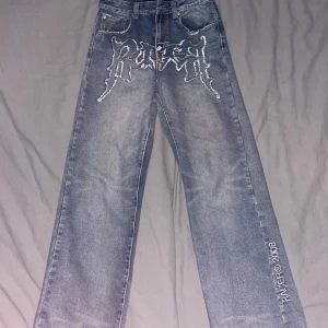 Blå, baggy jeans  från Racer Worldwide - Blå baggy jeans använd några gånger. Är 181 cm och sitter perfekt. Pris kan diskuteras. Orginal pris 1,500kr