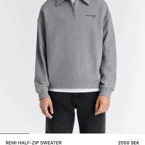 Grå halv-zip tröja från Axel Arigato - Säljer en stilren grå halv-zip tröja från Axel Arigato. Säljer min tröja då jag har köpt en ny den är helt ny och är i bra skick
