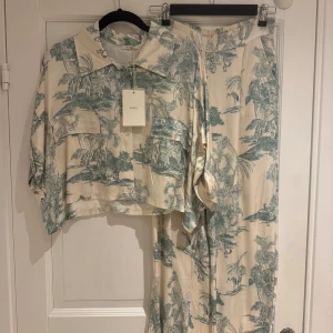 Co-ord set  - Säljer detta set från märket senes. Köpt på mallorca. Tröjan är aldrig använt. 