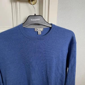 Blå merinoull tröja - Peter Millar - Blå merinoull tröja från Peter Millar. 85% merinoull. Storlek: M. Skick: 9,5/10, känns som ny. Kontakta oss för fler bilder eller info!🙌