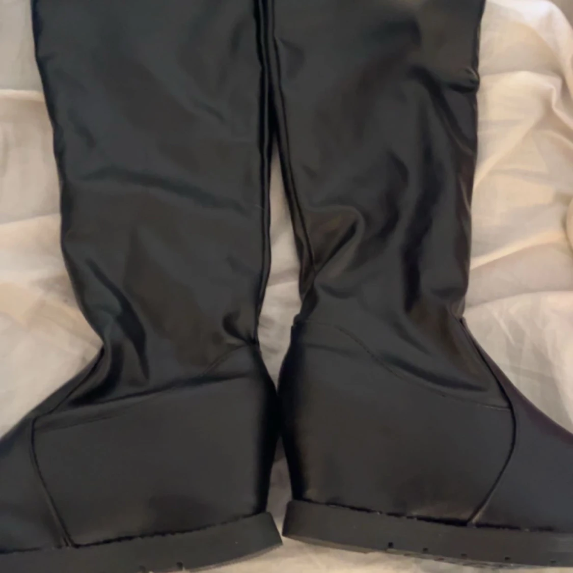 Svarta stövlar med fuskpäls - 1