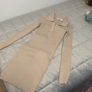 Klänning - Hyfsat lång klänning, storlek xxs men är väldigt töjbar och stretchig. Använd ett fåtal gånger