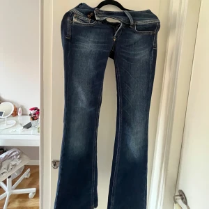 Blå jeans från Diesel -  blå jeans från Diesel De är bootcut och lågmidjade själva modellen heter cherock och kostar originalet 1100. De har inga defekter och aldrig använda bara att prislappen är borta jag säljer de för de är för små. Kan sänka pris vid snabbt köp! De är äkta också.💕