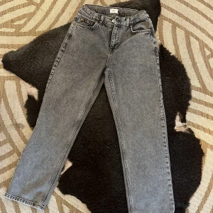 Grå jeansbyxor - Säljer ett par snygga jeans från märket grunt. Jeansen är köpta på kids brand store för ca 500 kr. MVH Elliot😁