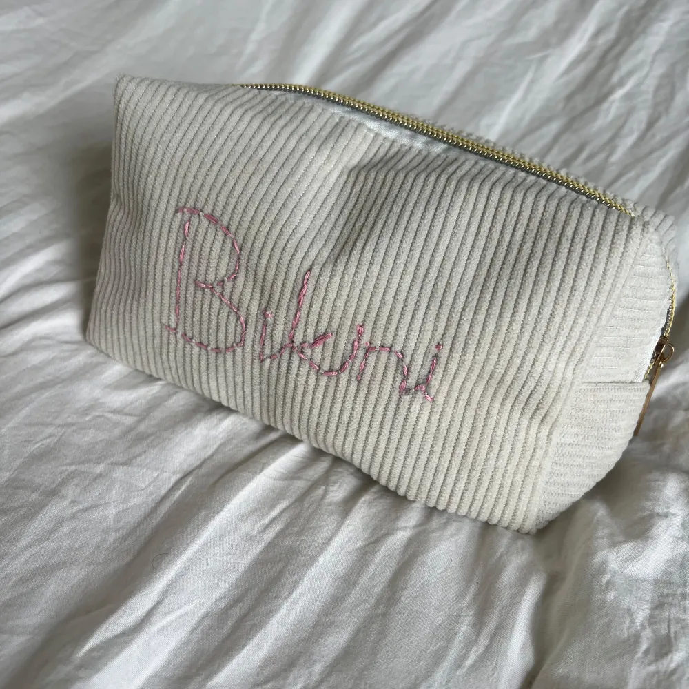 Necessär i manchester med dragkedja och broderad text i valfri färg (samt vad som ska broderas in). Perfekt för att hålla ordning på dina småsaker. Den har en praktisk storlek och är lätt att ta med sig, med en personlig touch.. Laukut & Käsilaukut.