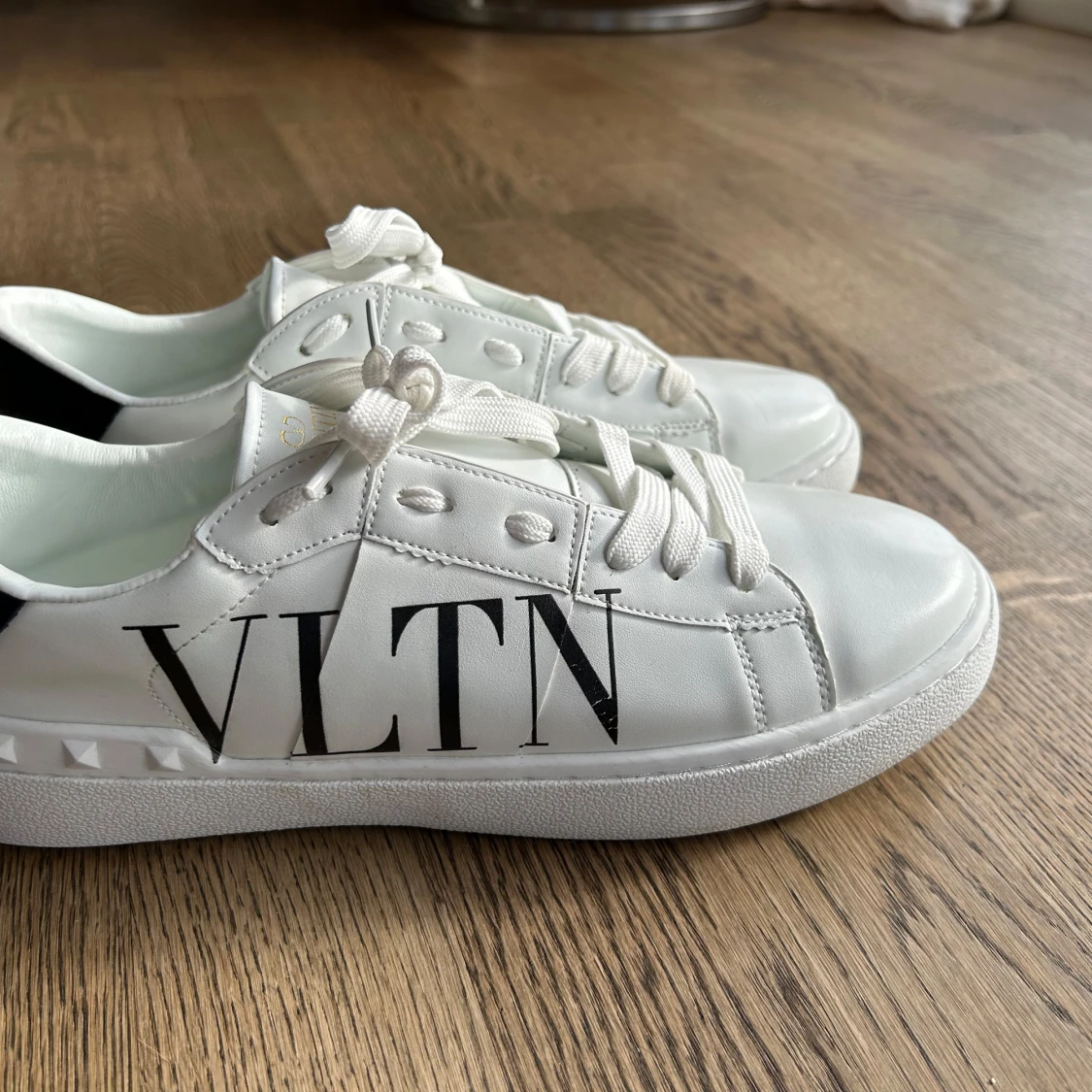 Vita sneakers från Valentino  - 2