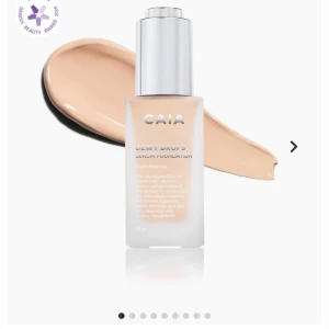Dewy Drops Serum Foundation från CAIA 20C - Dewy Drops Serum Foundation från CAIA i en ljus beige nyans. Denna foundation ger en strålande och återfuktad finish. Perfekt för en naturlig look med lätt täckning. Kommer i en elegant flaska med pump för enkel applicering. Varan är helt ny i färgen 20C. Säljes så den inte passade min hudton. (Lånad bild från deras hemsida, kan skicka bilder på min vid intresse)