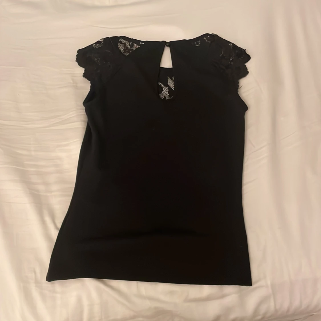 Svart topp med spetsdetaljer från Only - 1