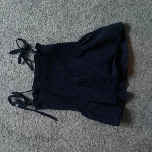 Mörkblå knytttopp - Söt mörkblå topp som man knyter vid axelbanden! Perfekt till sommaren och våren 