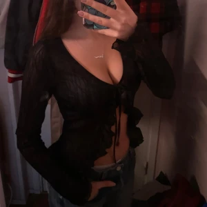 Svart blus - Svart genomskinlig blus. Kan användas som en kofta över ett annat plagg eller för sig självt. Jättefin men använder ej. Kontakta mig vid frågor🩷