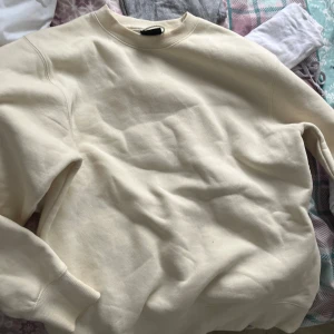 Beige sweatshirt från Pull&Bear - Säljer en stilren beige sweatshirt från Pull&Bear. Tröjan har en klassisk rund hals och långa ärmar, perfekt för en avslappnad look. Materialet är mjukt och bekvämt, vilket gör den idealisk för kyligare dagar. Passar perfekt till jeans eller joggers! Den håller sig jätte varm, jag väljer att sälja den eftersom jag ska köpa en liknade. Använt 2/3 ggr. Den tvättas innan leveransen! Köpte för ungefär 350 säljer för 200, pris kan diskuteras