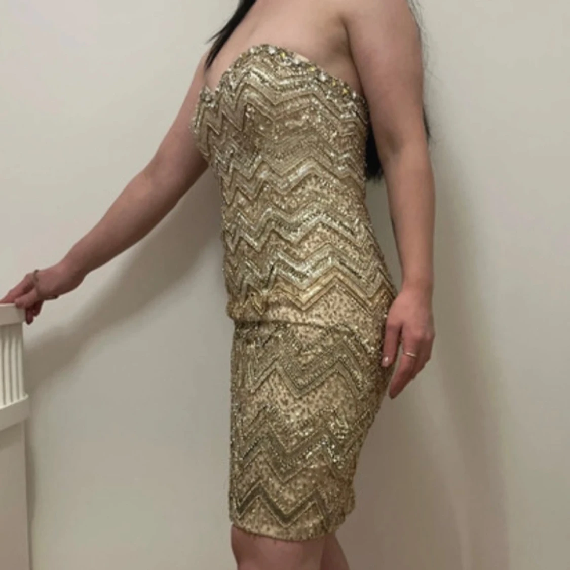 Glittrig axelbandslös klänning - 1