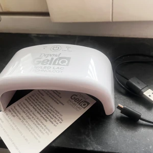 Depend Gel iQ UV/LED-lampa - Säljer en Depend Gel iQ UV/LED-lampa för naglar. Perfekt för att härda gelnagellack hemma. Kommer med USB-kabel för enkel anslutning. Kompakt och smidig design som passar i alla utrymmen. Pris 150 kr + frakt 