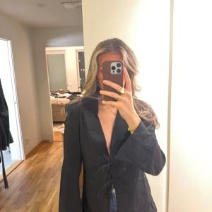 Svart kavaj med snörning - Supersnygg blazer med rosetter/ snörning, trumpetärmar och aldrig använd 🖤