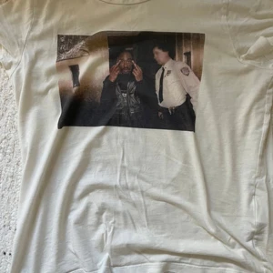 Tupac Vit t-shirt  - T-shirten har korta ärmar och är gjord i ett mjukt material.