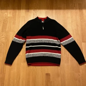 Stickad Halv-zip - En stickad halv zip tröja från märket Yaocheng, tröjan i storlek 48 (motsvarar S) och har ett unikt mönster. Hör av vid funderingar! (PRISET GÅR ATT DISKUTERAS!)