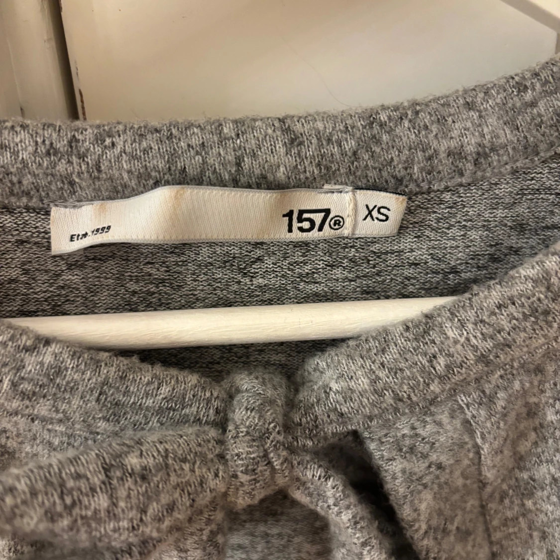 Grå tröja med knyt - 2