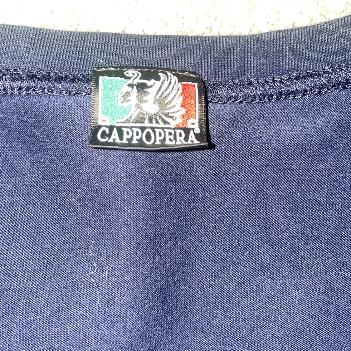 Mörkblå t-shirt med regnbågsdetaljer från Cappopera - 3