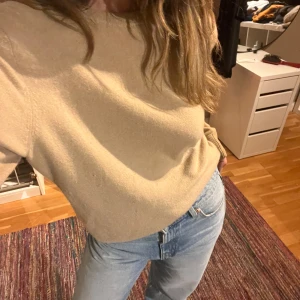 Beige Kashmir tröja - Säljer en stilren beige 100% Kashmir tröja med långa ärmar i lite oversized för tjejer i Xs-S eller perfekt för killar och tjejer i L.  Inköpt från H&Ms cashmere kollektion för 1499kr säljer för 799kr