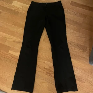Svarta kostymbyxor - Svarta kostymbyxor från bik bok i storlek 36, bara använda några få gånger men något nedtrampade men inget som syns och förstör helhetsbilden av byxorna🥰🙏🏼
