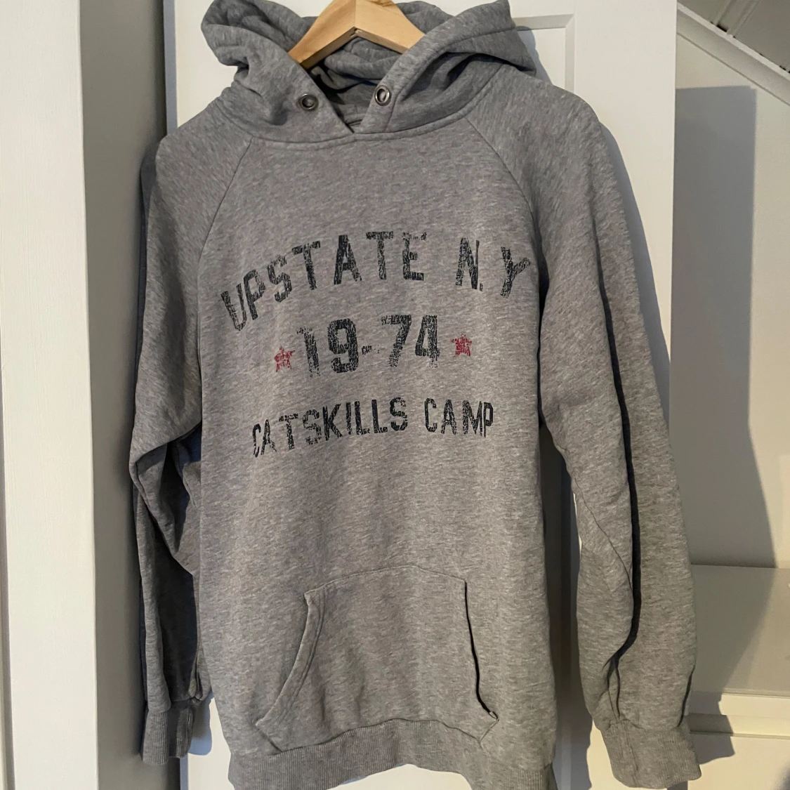 Grå hoodie från Redbird