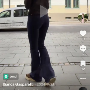 Mörkblå bootcut jeans - Från MiH. Slitna längst ner men fortfarande väldigt snygga, har varit stora favoriter! 