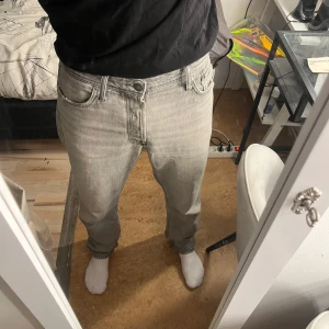 Jack n Jones jeans grå - As snygga gråa jeans säljer då jag fått nya lika dana. Har kommit mycket till användning så därför är de små defekter å hål men inget som märks så mycket och inget fel med dem annars. Storlek 30/32 och passar mig som är 180. Original pris 700