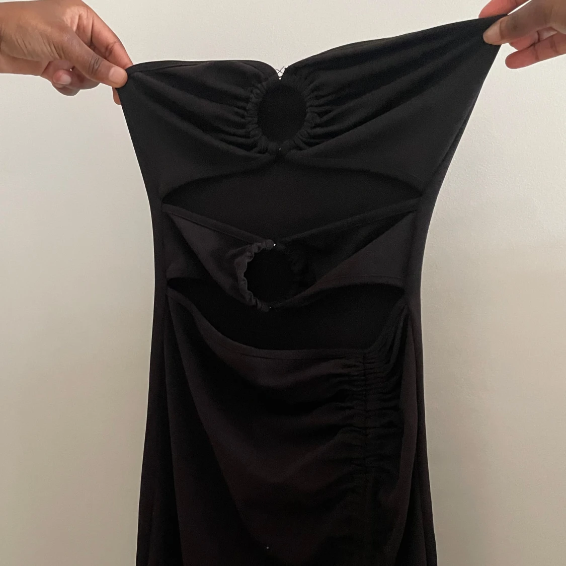 Svart klänning med cut-out detaljer