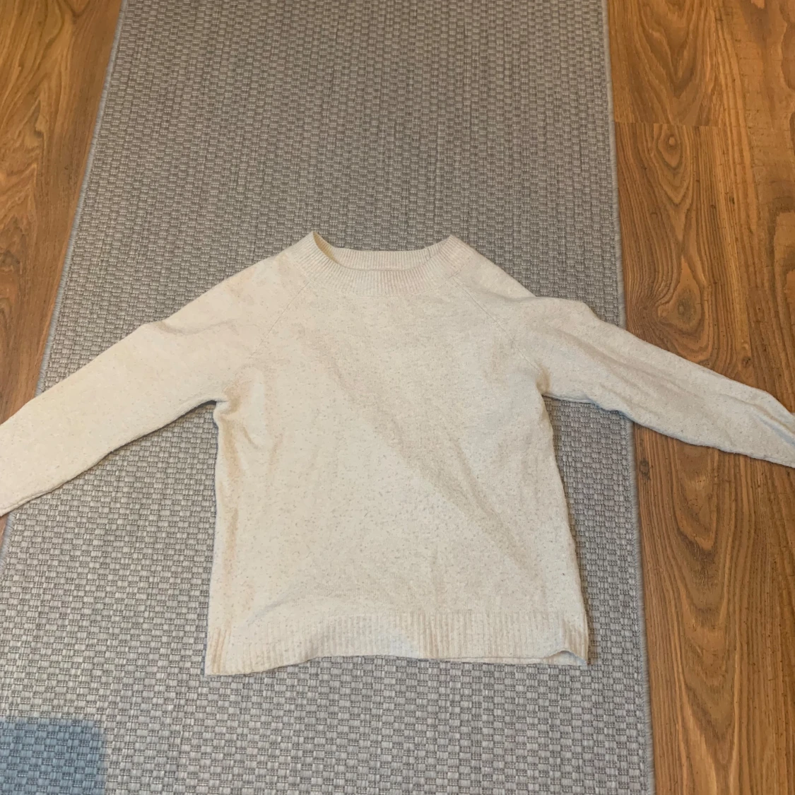 Vit/beige stickad tröja - 1