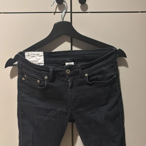 Svarta jeans från Dondup - Snygga svarta jeans från Dondup. De är skinny model och är i storlek 27. De är i ny skick har använt dom 2 gånger sen jag köpte den för något år sen och bara legat sen dess. Hör av er om ni har intresse eller frågor. Kan diskutera pris vid snabb affär.