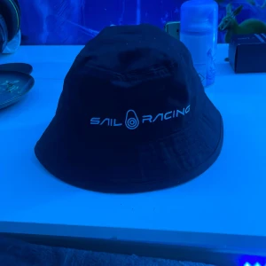 Sail racing hatt - Sail racing hatt bra skick använt 4/3 gånger och säljer för väldigt bra pris 