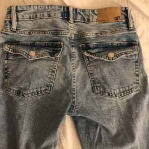 90’S boot jeans från lager 157 - Säljer dessa fina ljus blåa bootcut jeans från lager 157 i strlk s, short men passar mig i längden som är 170 ish. Använda fåtal gånger och har inga defekter.💖 köparen står för frakt!❤️ TRYCK EJ PÅ KÖP NU