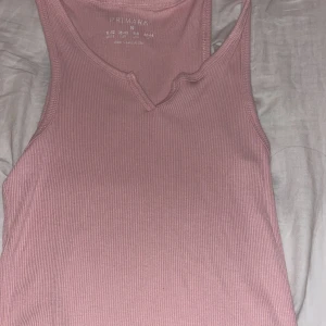 Linne - Gulligt linne med fin v-ringning från primark köpt i Spanien två år sen💗 fint skick och använt några gånger.