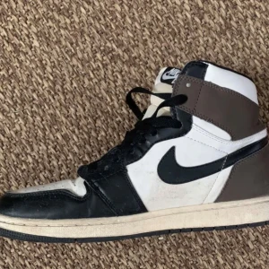 Jordan 1 Mocha  - Säljer ett par Jordan 1 mocha i storlek 43. Vid eventuella frågor är det bara att höra av sig 
