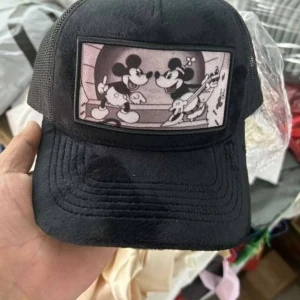 Geo unique living - velvet material med snapback-spänne i bak. Materialet ger kepsen en exklusiv känsla och passar bra både när du är casual och mer uppdressad.
