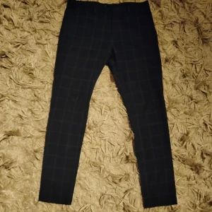 Finbyxor/Chinos - Finbyxor/Chinos. Väldigt bra material, bekväma och snygga. 