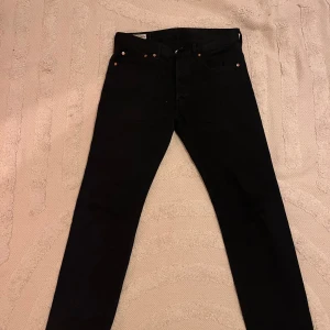 Svarta 501 Levis Jenas  - Säljer mina svarta Levis 501 Jenas  W31 L32. Använda fåtal gånger.  Nypris 1149 - Mitt pris 399  Tveka inte att höra av er om några funderingar 